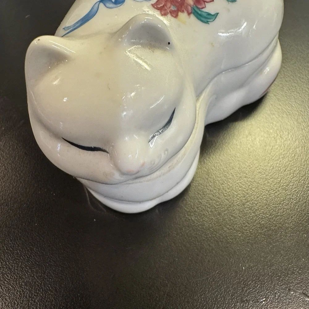 2 Elizabeth Arden Vintage 1979‎ Palais de Versailles-The Dauphine's Cat Sleeping